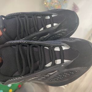 YEEZY 700 V3 'DARK GLOW' EXCELLENT CONDITION